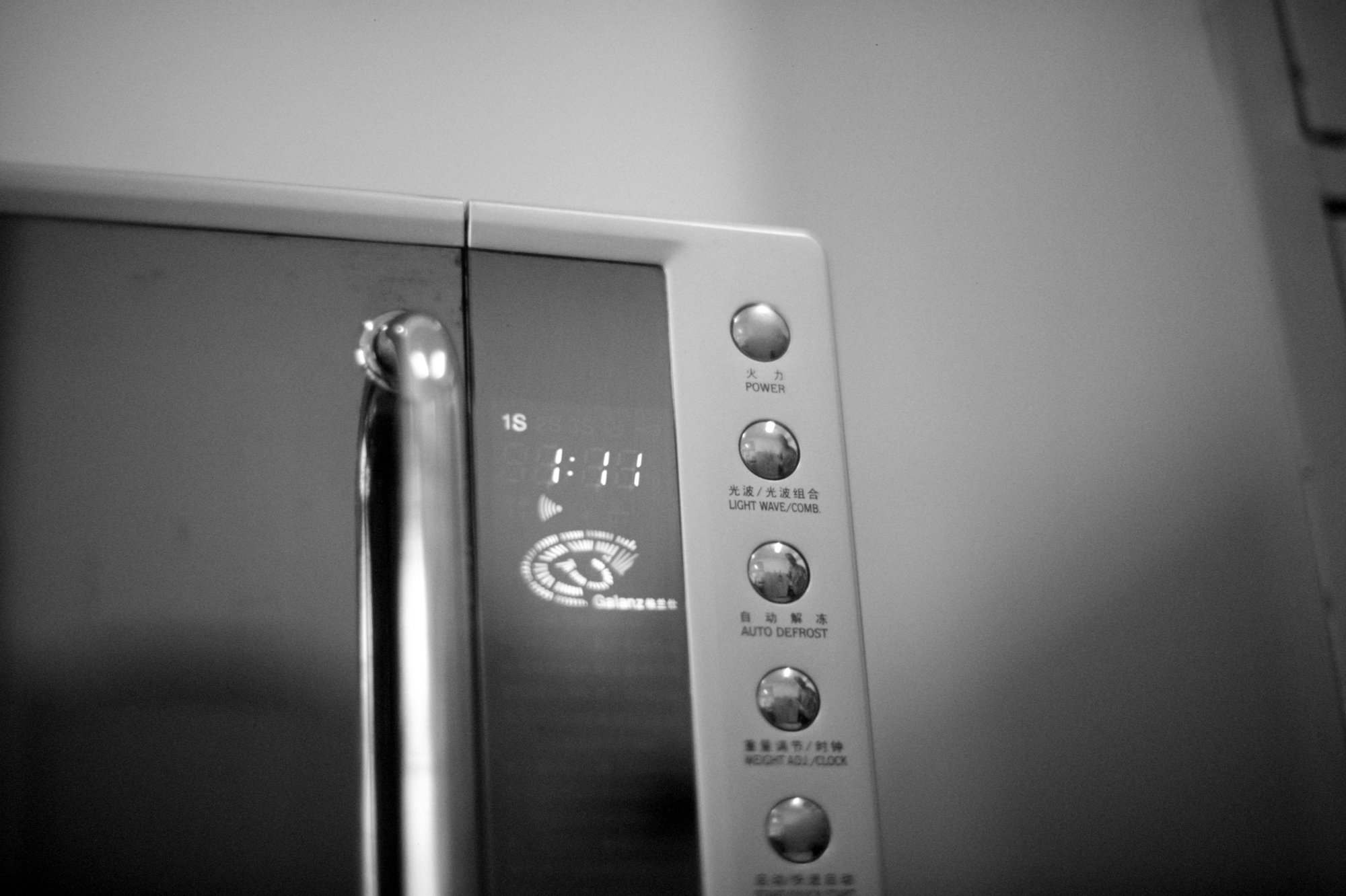 a-black-and-white-photo-of-a-microwave.jpg a black and white photo of a microwave